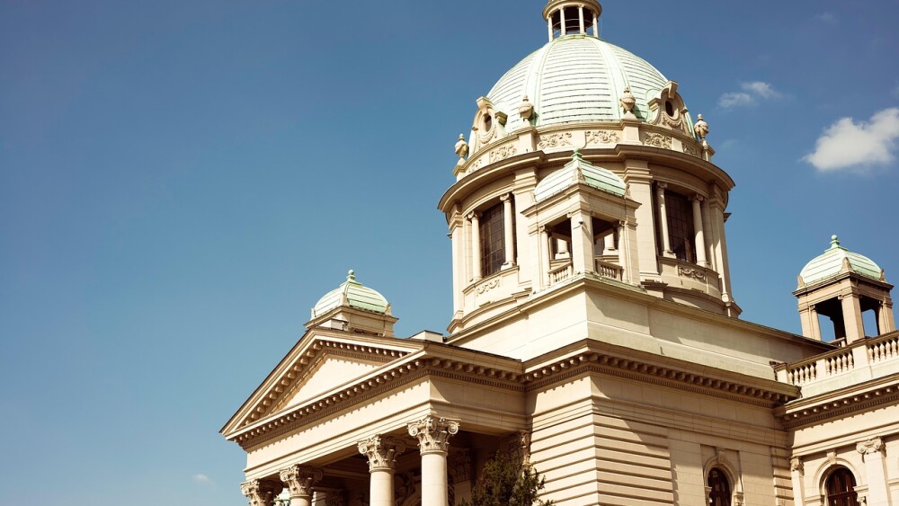 Atentado terrorista deixa ao menos um ferido no parlamento da Sérvia