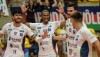 Time do JF Vôlei celebra ponto diante do Monte Carmelo neste domingo (26)