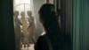Gerluce (Sophie Charlotte) se impressiona com escultura secreta na casa de Arminda (Grazi Massafera)