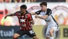 Volante Ronald, um dos suspensos, em ação contra o Corinthians