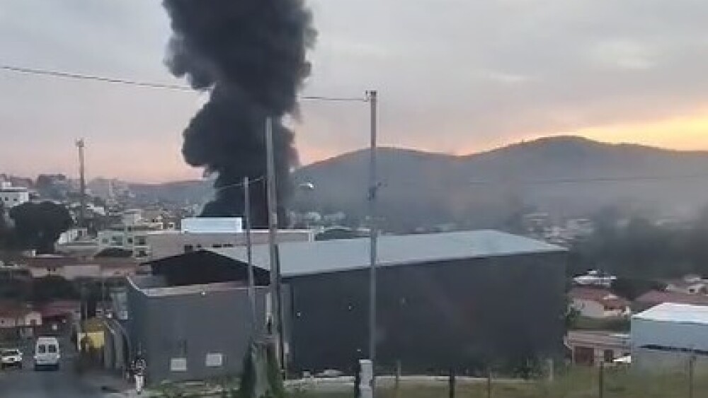 Imagens mostram incêndio nesta manhã (16)
