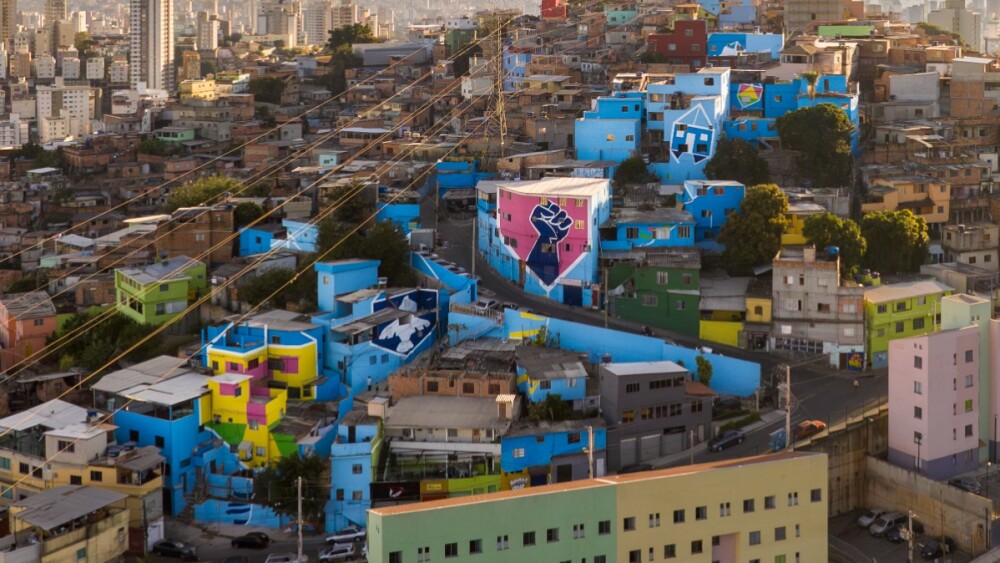 2ª edição do MAMU; macromural da artista capixaba Kika Carvalho em 40 casas, inspirado na série “Brasões” e com imagens de pipas que remetem a símbolos afro-diaspóricos
