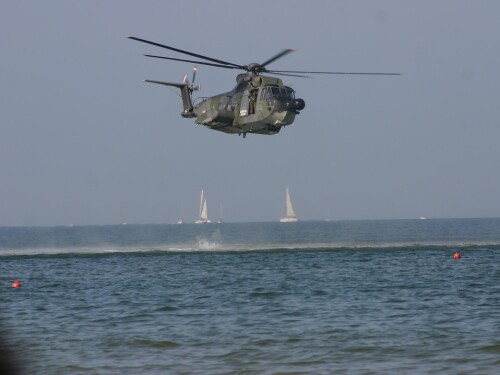 Helicóptero militar e caça dos EUA caem no mar da China durante operações ‘de rotina’