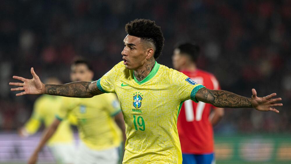 Igor Jesus comemora gol do Brasil sobre o Chile pelas Eliminatórias