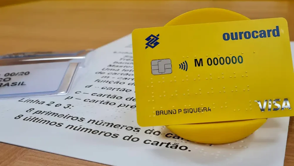 Cartão de crédito do Banco do Brasil de pessoas com deficiência visual passará a ser impressso totalmente em braile