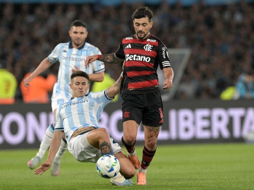 Racing x Flamengo: Arrascaeta disputa bola com defensor argentino