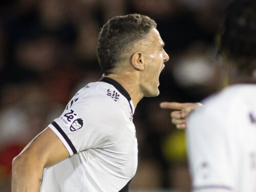 Vegetti comemora gol do Vasco sobre o Bragantino