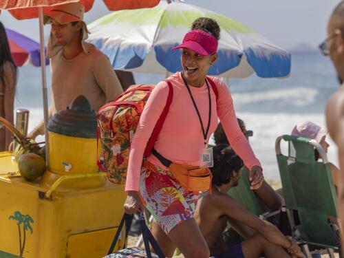 Raquel Acioli (Taís Araujo) vende sanduíches em praia do Rio de Janeiro