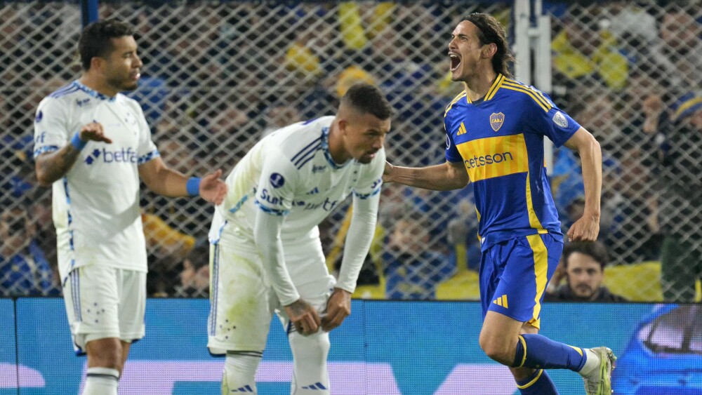 Cavani celebra gol marcado pelo Boca contra o Cruzeiro na Bombonera