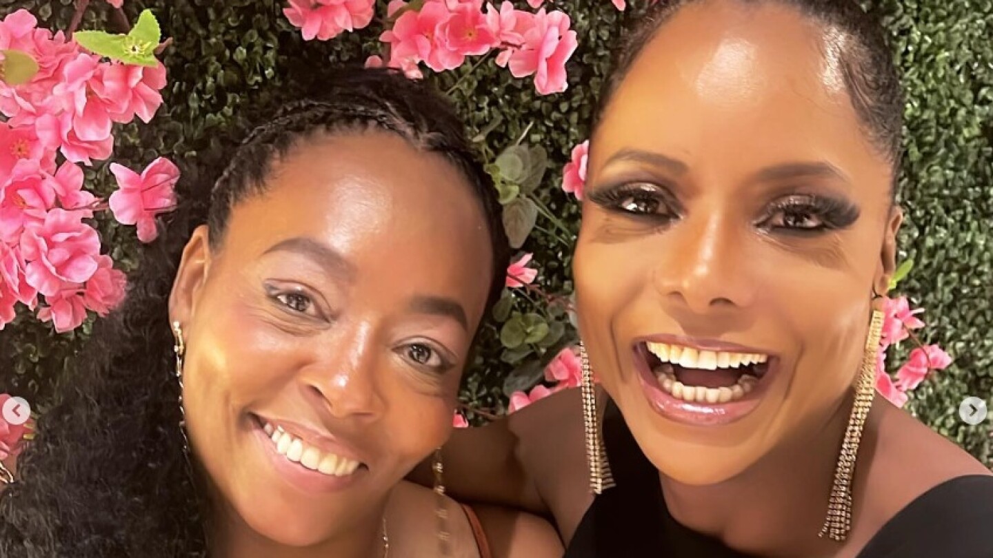 La sorella gemella di Adriana Bombom, Andrea, è stata trovata morta nel suo bagno La sorella gemella di Adriana Bombom, Andrea, è stata trovata morta nel suo bagno