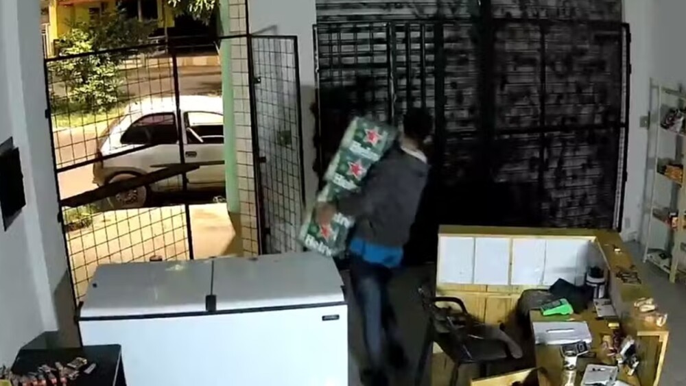 Foto mostra ladrão furtando distribuidora de bebidas em Uberlândia (MG)