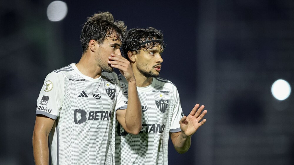 Igor Gomes e Gustavo Scarpa, do Atlético, durante jogo contra Bragantino pelo Campeonato Brasileiro
