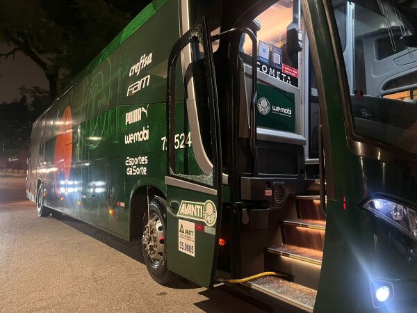 Ônibus do Palmeiras é atingido por pedra
