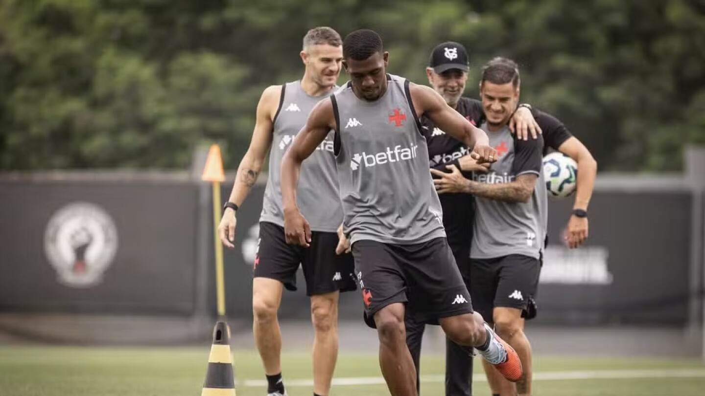 Rayan treinando com o elenco do Vasco no CT Moacyr Barbosa