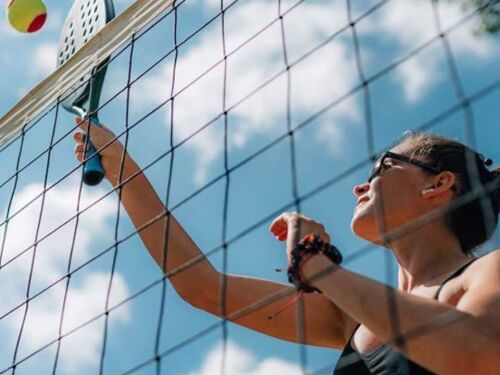 Febre nas praias, beach tennis traz benefícios e reforça alerta para lesões