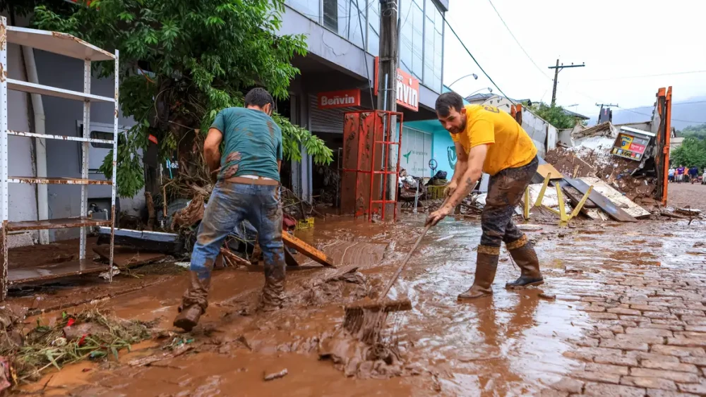 Foto mostra equipe trabalhando em meio a chuva no Rio Grande de Sul