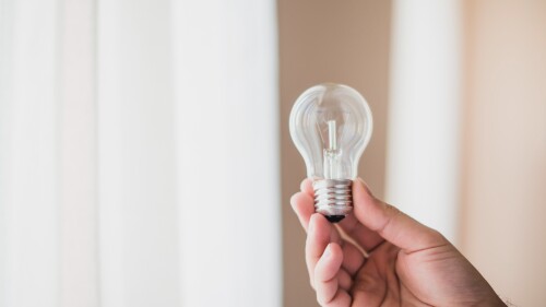 Bandeiras tarifárias têm três cores: verde (sem custo extra); amarela (quando as condições de geração não são favoráveis) e vermelha (condições de geração são mais custosas)