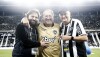 John Textor, proprietário da SAF do Botafogo, entre João Paulo Magalhães Lins e Durcesio Mello, atual e ex-presidentes associativos do clube carioca