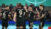 Jogadores do Bayern comemoram gol contra o Colônia