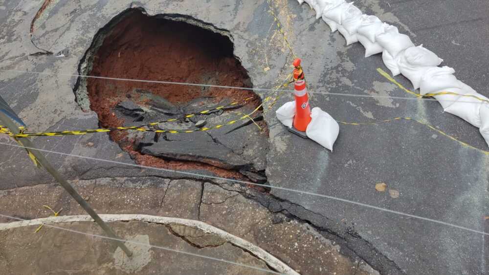 Cratera se abriu em avenida de Nova Lima, na Grande BH