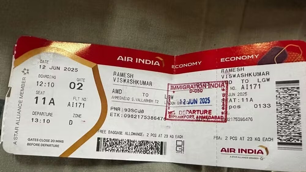 Sobrevivente compartilhou seu cartão de embarque, que continha seu nome e número do assento.