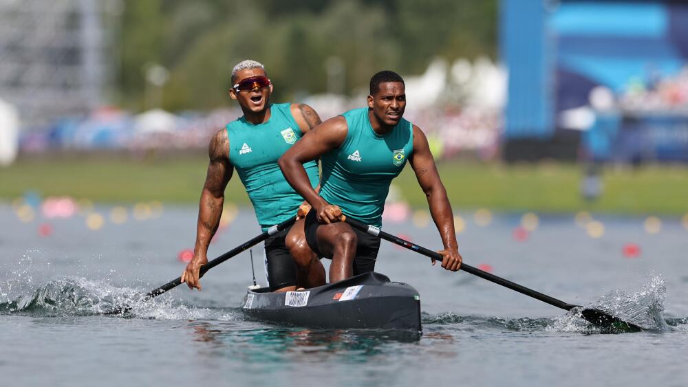 Isaquias Queiroz e Jacky Goldman durante prova nos Jogos Olímpicos de Paris