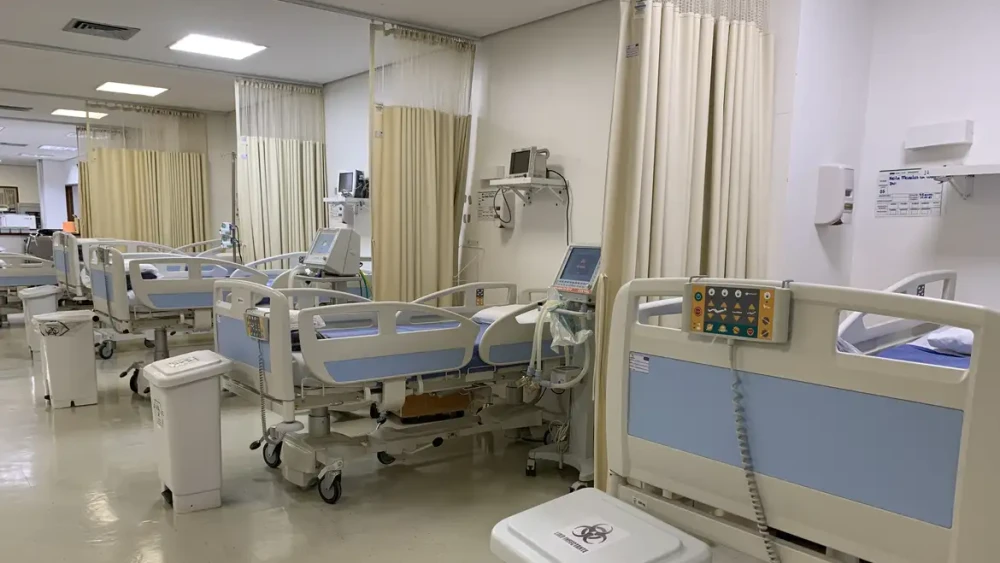 Hospital com várias macas e leitos vazios