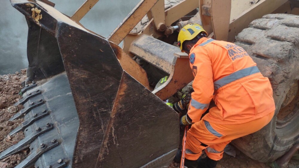Foto mostra bombeiro durante resgate em Bocaiúva (MG)