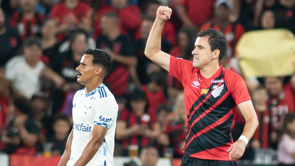 Pablo celebra gol marcado contra o Cruzeiro em jogo pelo Brasileirão