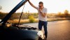 homem observa carro quebrado