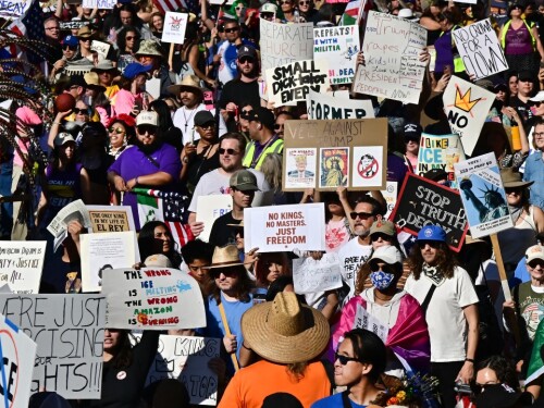 ‘No Kings': protestos contra Trump levam multidões às ruas nos EUA; entenda