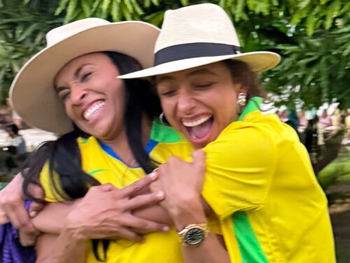 Atriz que viverá Marta no cinema posta foto e se declara à atacante