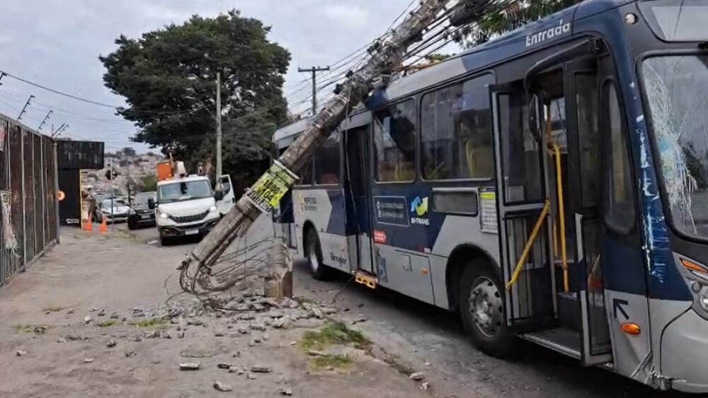 Ônibus bate em poste em BH