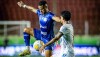 Disputa de bola entre jogadores de Confiança e Bahia durante jogo de ida da final da Copa do Nordeste