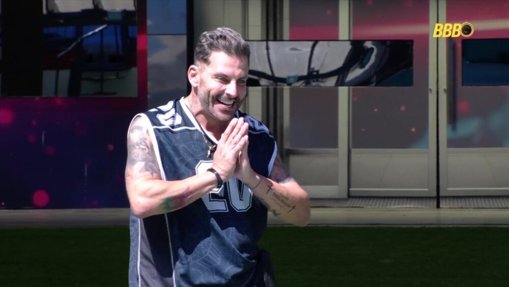 Henri Castelli saiu do BBB 26? Ator passa mal de novo logo após chegar à casa