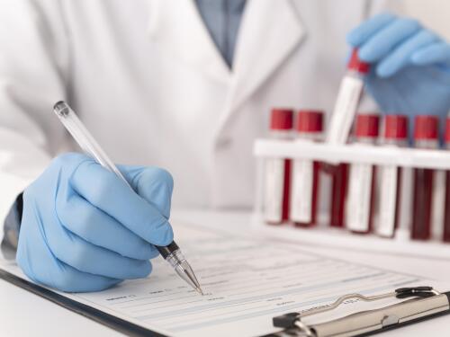 Confinamento antecipado poderia ter evitado 23 mil mortes por Covid na Inglaterra