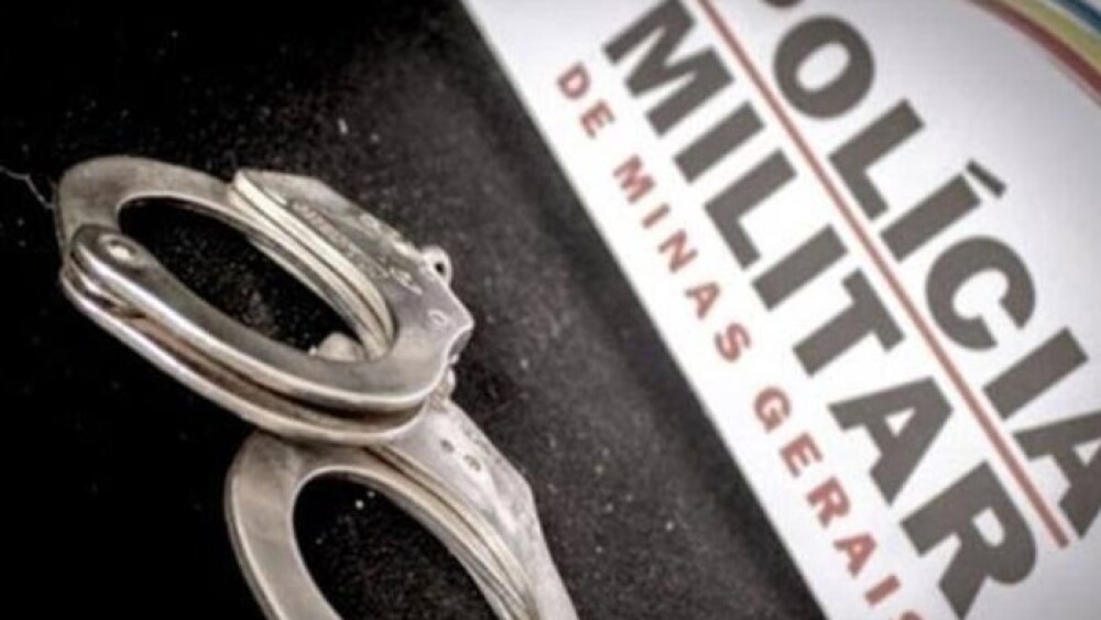 Mulher é presa após golpear amiga com faca de pão