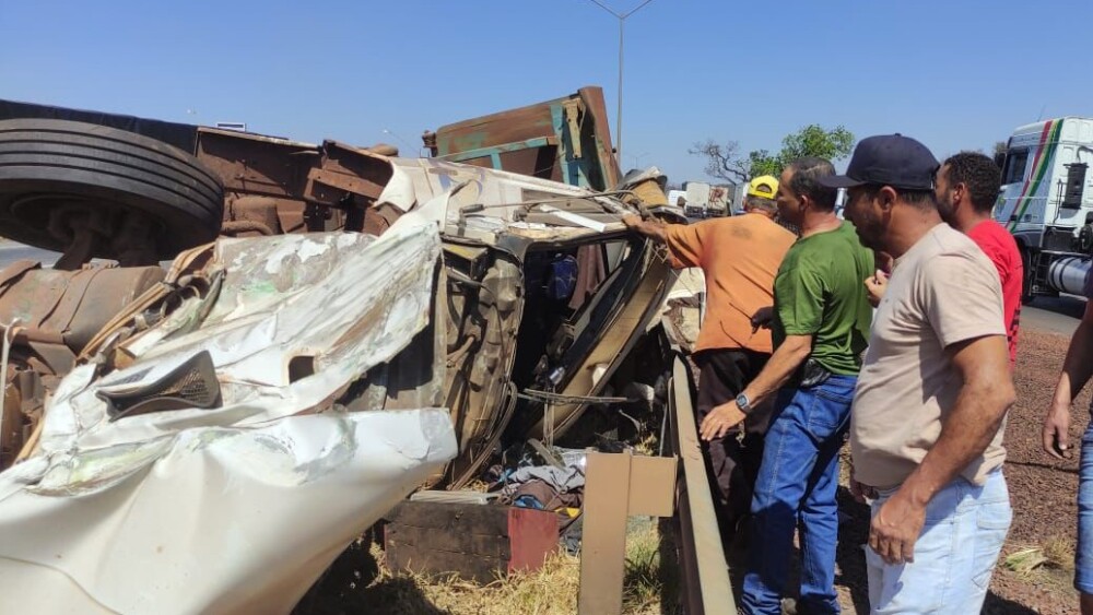 Carreta destruída após acidente