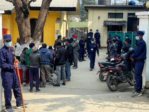 Ônibus perde controle, cai em rio congelado e 19 morrem no Nepal