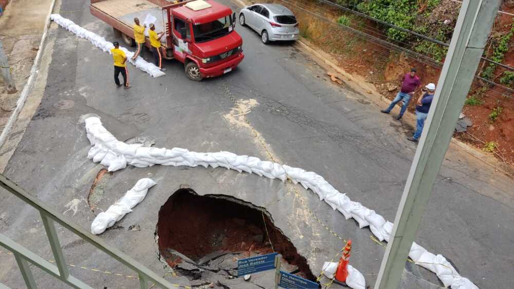 Cratera se abriu em avenida de Nova Lima, na Grande BH