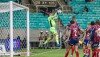 Goleiro Ronaldo em ação pelo Bahia contra o Internacional, em jogo do Campeonato Brasileiro
