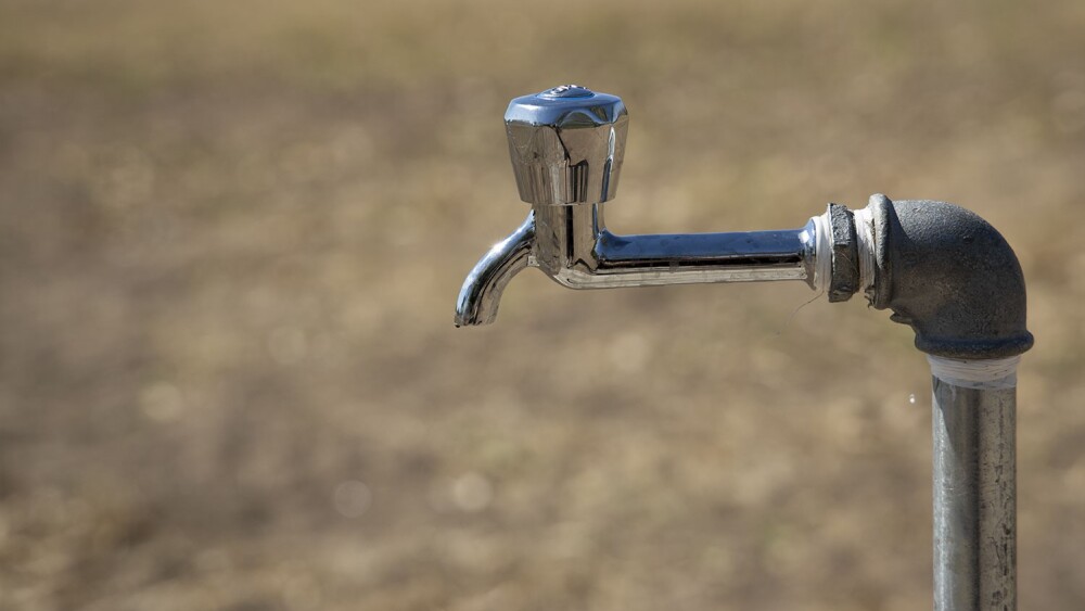 Torneira e cano no meio