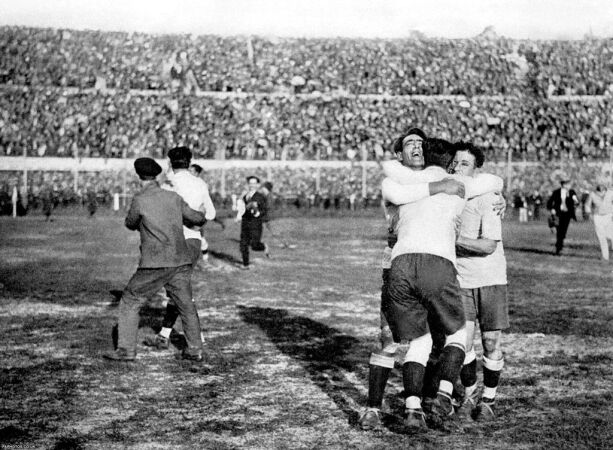 Jogadores do Uruguai comemoram título da Copa do Mundo de 1930
