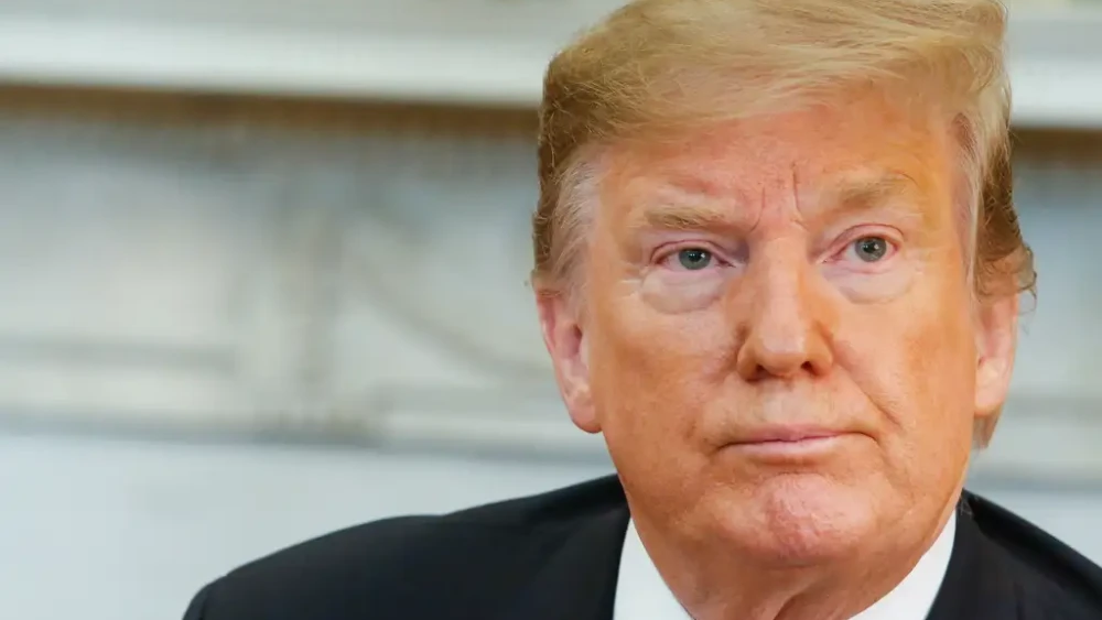 Trump manda bloquear petroleiros da Venezuela e diz que país está cercado