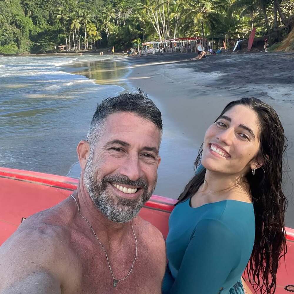 Surfista brasileiro lamenta morte de filha de 19 anos em acidente no Havaí - Rádio Itatiaia