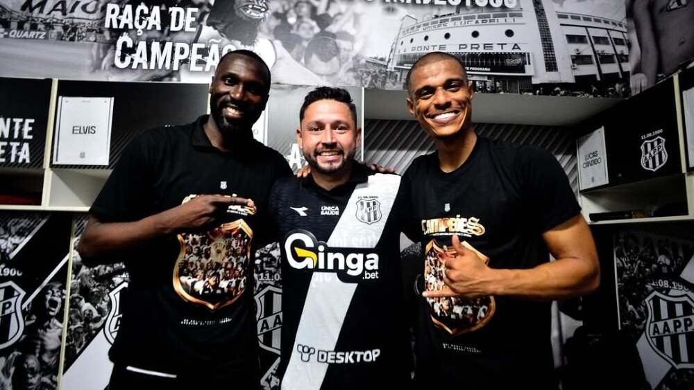 Rodrigo Souza (esq), ao lado de Elvis e Lucas Cândido, na celebração da Ponte Preta