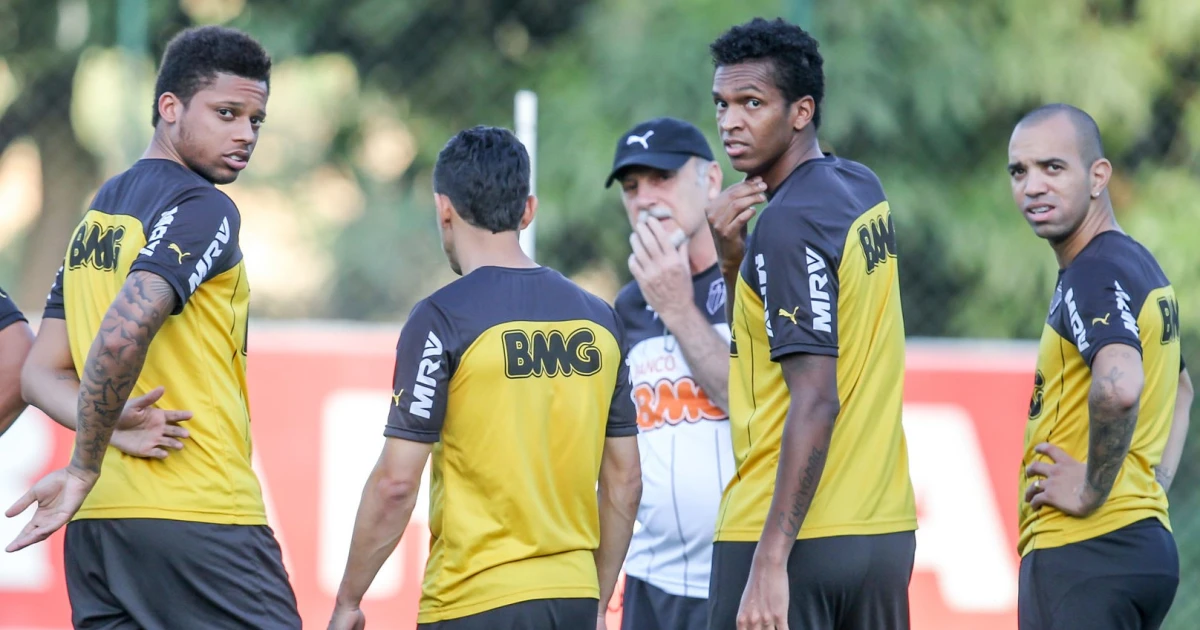 Ex-Atlético revela que usava 'máscara de velho' para ir a baladas e jogos do Flamengo