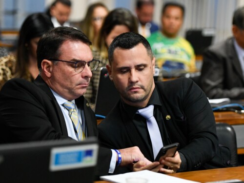 Resistência de Simões e Zema pode unir Flávio Bolsonaro e Cleitinho em MG