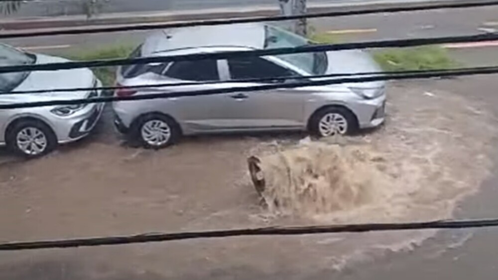 Foto mostra bueiro estourado na avenida Professor Magalhães Penido, em Belo Horizonte