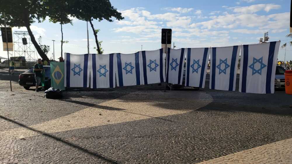 Ato pró-Bolsonaro no RJ: ambulantes vendem bandeiras de Israel e EUA - Rádio Itatiaia